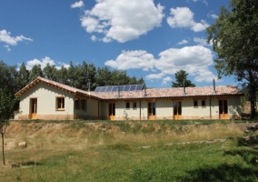 Alojamiento con placas solares en el techo