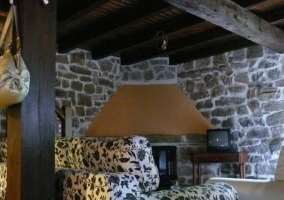 Sala de estar con sillones y paredes en color asalmonado