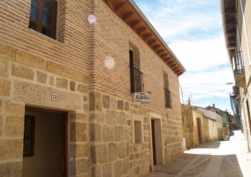 Pozo y exterior de la casa