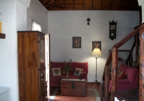 Sala de estar con vistas de la escalera y cuadros