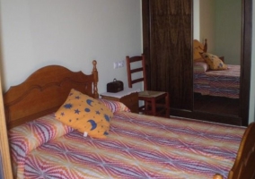 Dormitorio con cama de matrimonio