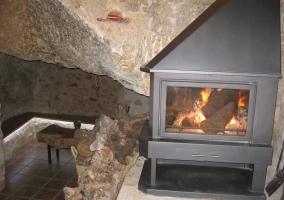 Chimenea y sofás