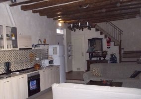 Sala de estar con sillones y televisor