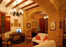 Salón rústico en la planta baja