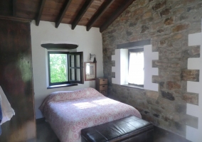 Dormitorio doble con pared de piedra