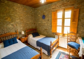 Dormitorio doble con pared de piedra