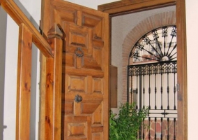 Entrada a la casa por puerta de madera