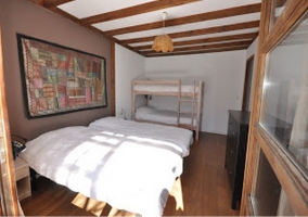 Dormitorio con cuatro camas individuales de la casa rural