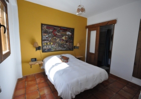 Dormitorio decorado con cama de matrimonio de la casa rural