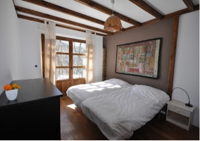 Dos camas individuales en dormitorio doble de la casa rural