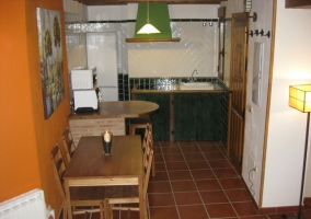 Cocina con barra y mesa