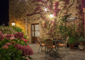 Vistas de la terraza de noche con mesa