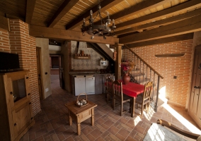 Salón comedor junto a escaleras