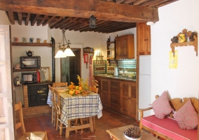 Cocina con mesa de comedor y sala de estar