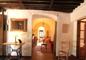 Cocina con mesa de comedor y sala de estar