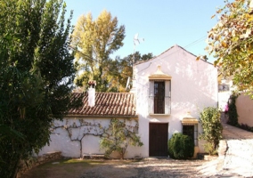 Vista frontal de la casa