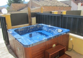 Vistas de la terraza con el jacuzzi