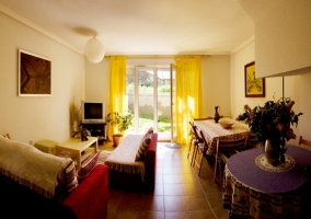 Mesa de comedor junto al jardin y escaleras de la casa rural