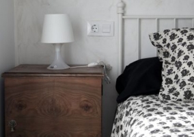 Dormitorio blanco con mesilla