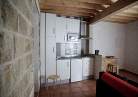 Cocina americana con muebles blancos