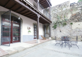 Salón loft con chimenea