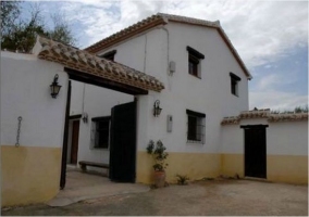 Salón con chimenea y sofás