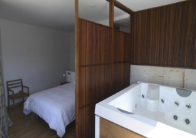 Dormitorio biombo y jacuzzi