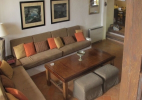 Salón con zona de descanso
