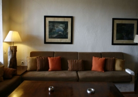 Salón elegante con zona de descanso