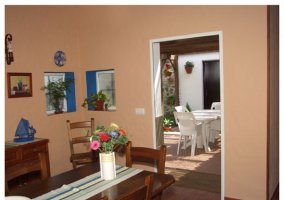 Comedor con columan en la casa rural