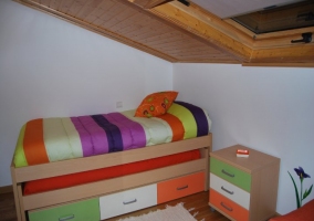 Dormitorio de matrimonio con espejo