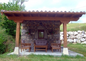 Fachada trasera con terraza de madera