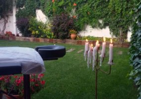 Amplio jardín con zona de masajes