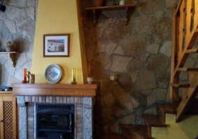 Sala de estar con chimenea de leña