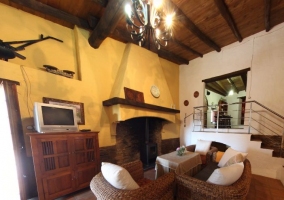 Sala de estar con chimenea y sillas