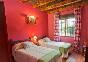 Dormitorio doble con camas separadas y cajonera