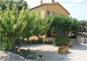 Fachada de la casa amarilla