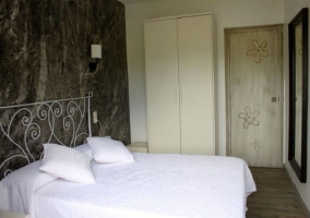 Dormitorio de matrimonio blanco