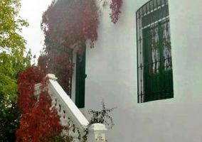 Fachada de yeso blanca con arcos