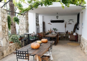 Vistas del patio con mesas de madera