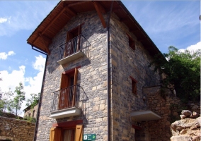 Fachada de piedra con balcones