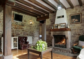 Vista del salón desde la pared de la chimenea