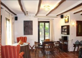 Sala de estar con chimenea y chimenea