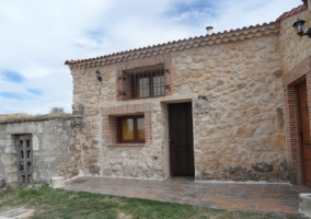 Exterior de la casa, puerta de entrada