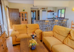 Sala de estar junto a la cocina