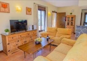 Sala de estar con televisor de plasma