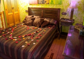 Cama de matrimonio con decoración romántica