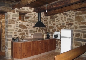 Comedor con televisión y chimenea