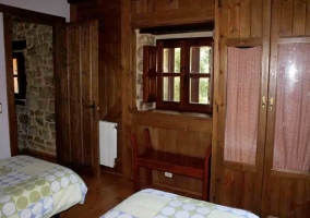 Dormitorio con balcón