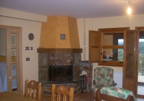 Sala de estar con la chimenea